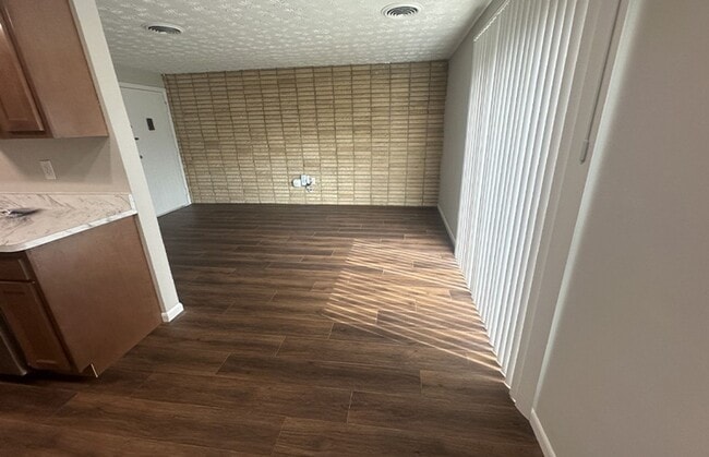 Building Photo - 545 Lowell Ave