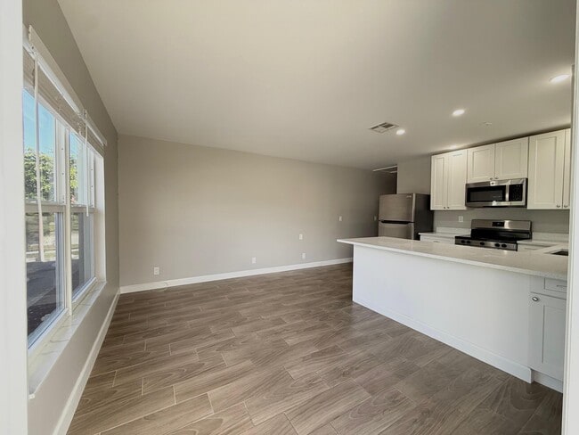 Building Photo - 1001 W 9th St