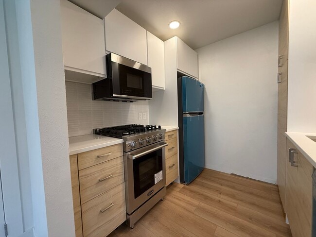 Building Photo - Newly Updated Condo in SLC!