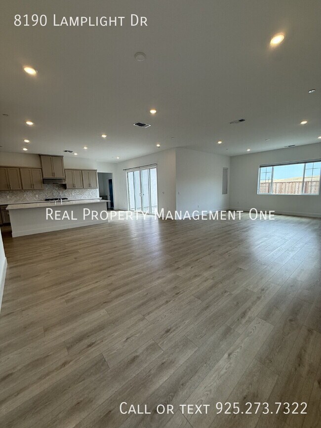 Building Photo - 8190 Lamplight Dr