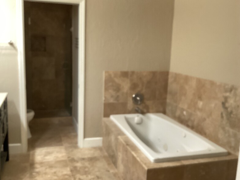 Building Photo - 2556 Navarra Dr