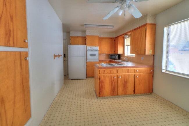 Building Photo - Available immediately 2 bedroom 1 bath in ...