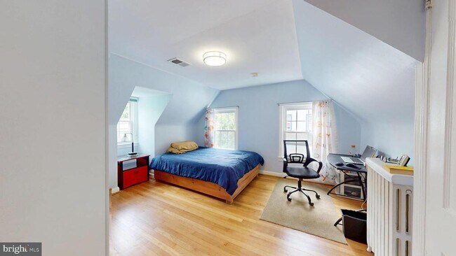 Building Photo - 2116 Linden Ln