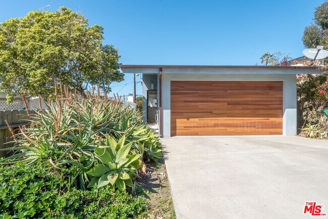 Building Photo - 581 Agate St