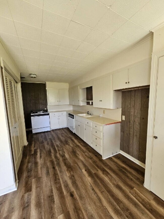 Building Photo - 2307 Holsum Cir