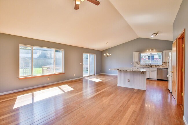 Building Photo - Lovely Home located in Oak Harbor and Ready for a New Tenant!
