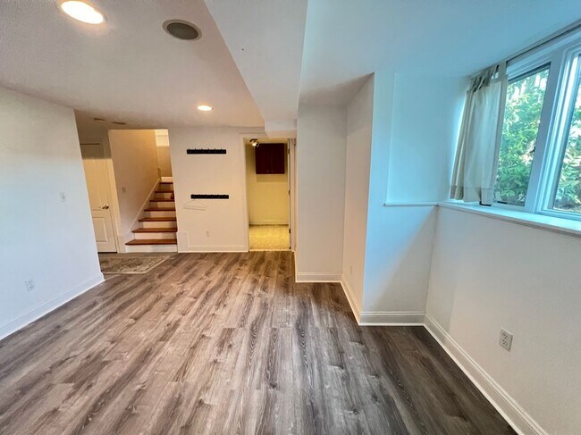 Building Photo - 141 Grovers Ave