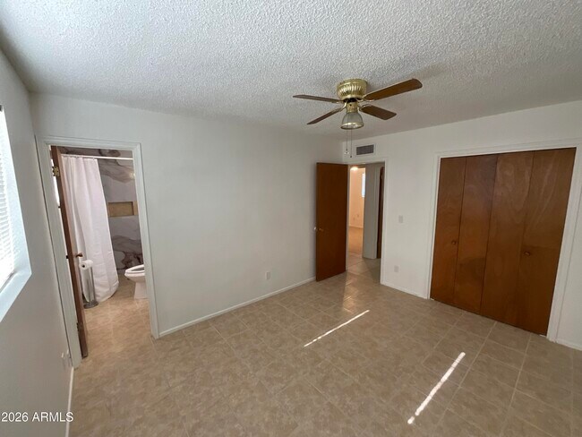 Building Photo - 247 E 7th Dr