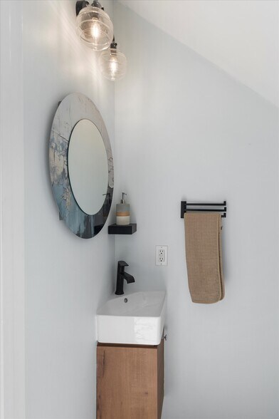 Building Photo - 634 Louisa St