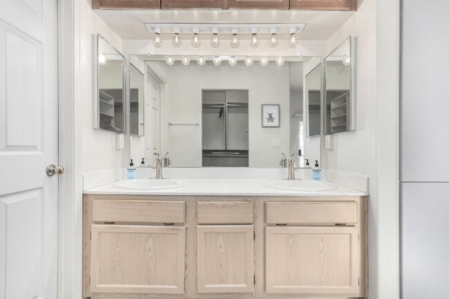 Building Photo - 220 N 22nd Pl