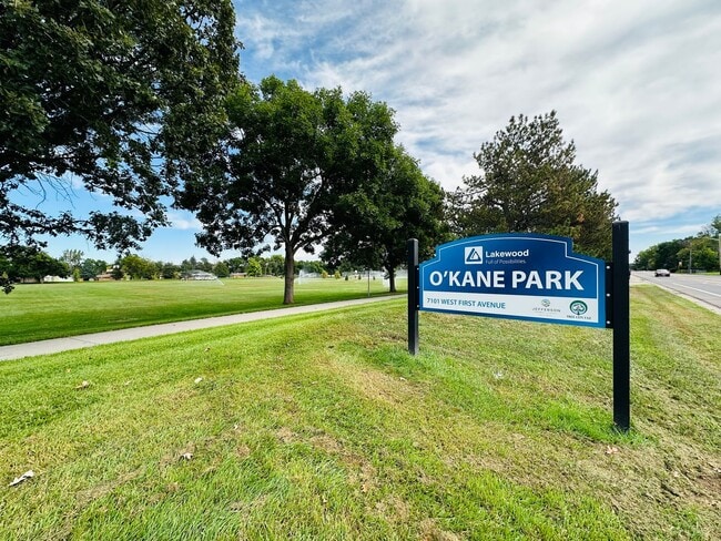 Building Photo - Bright and Spacious Duplex Style Home with HUGE Fenced in Backyard!!!