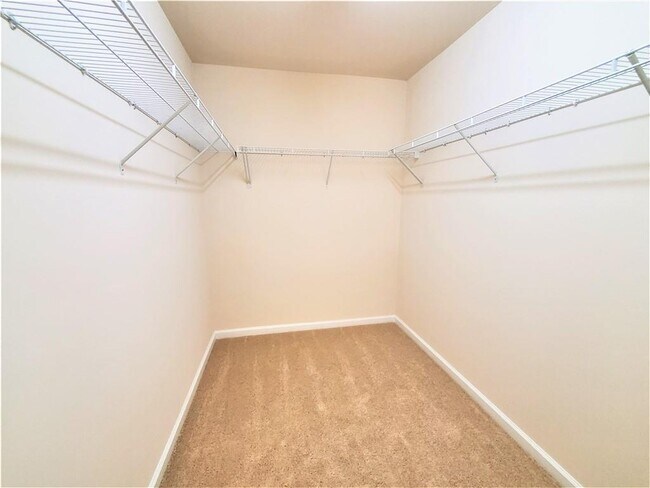 Building Photo - 545 Friars Head Dr NE