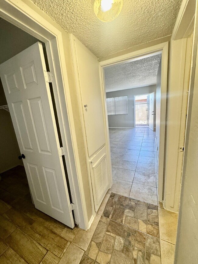 Building Photo - Fresh, Comfortable & Easy to Show!