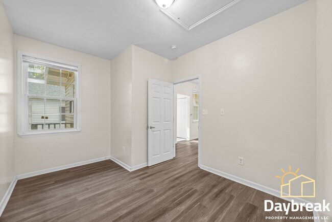 Building Photo - 1709 Le Grand St