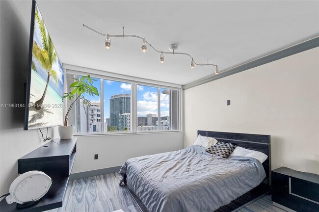 Building Photo - 1345 Lincoln Rd