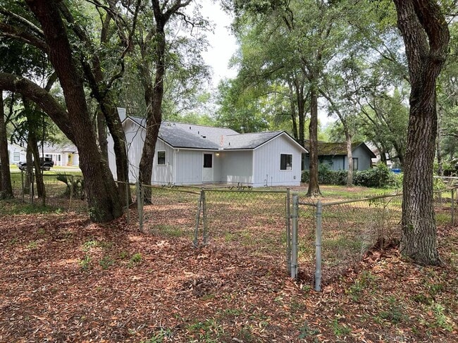 Building Photo - 12977 Beaubien Rd