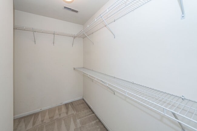 Building Photo - 3 Bedroom 3 Bath Townhome in Persimmon Hil...