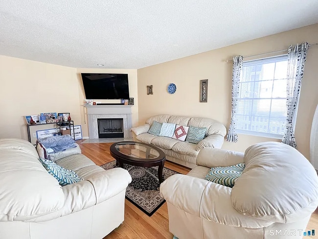 Building Photo - Welcome to 61 Laurel Ave, a beautifully updated 3 bedroom, 2.5 bathroom home
