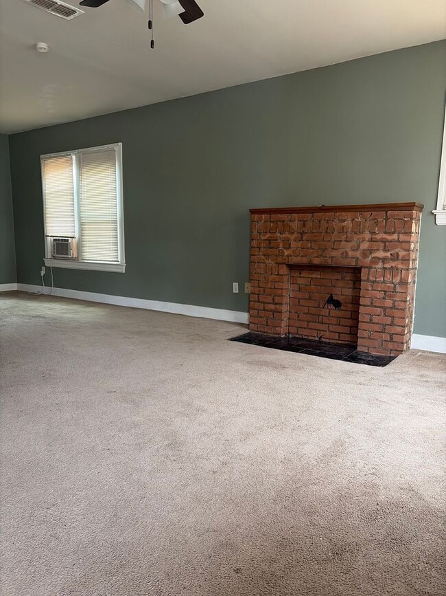 Building Photo - Cozy 2 Bedroom Home