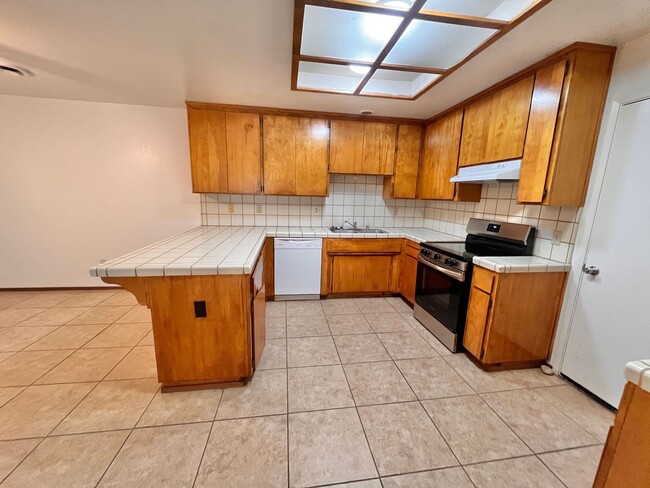 Building Photo - 3 Bedroom 2 Bath Duplex for Rent!