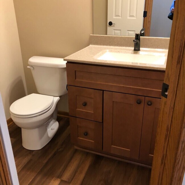 Building Photo - 3 bedroom, 2 1/2 bath Townhouse