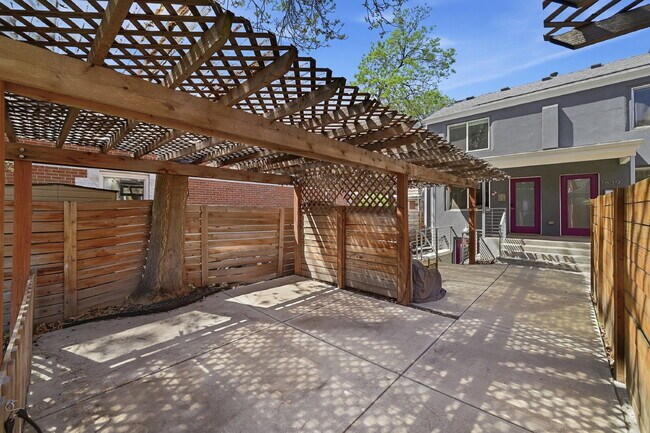 Building Photo - $2,495.95 - 2 Bed, 2 Bath Townhome In Denver with Central AC and In Unit Laundry!