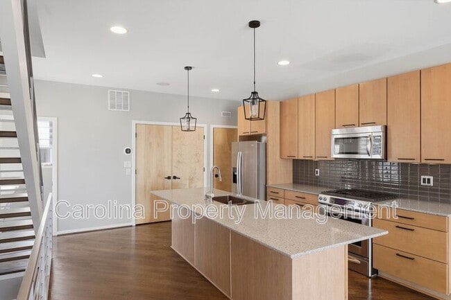 Building Photo - 919 Westbrook Dr