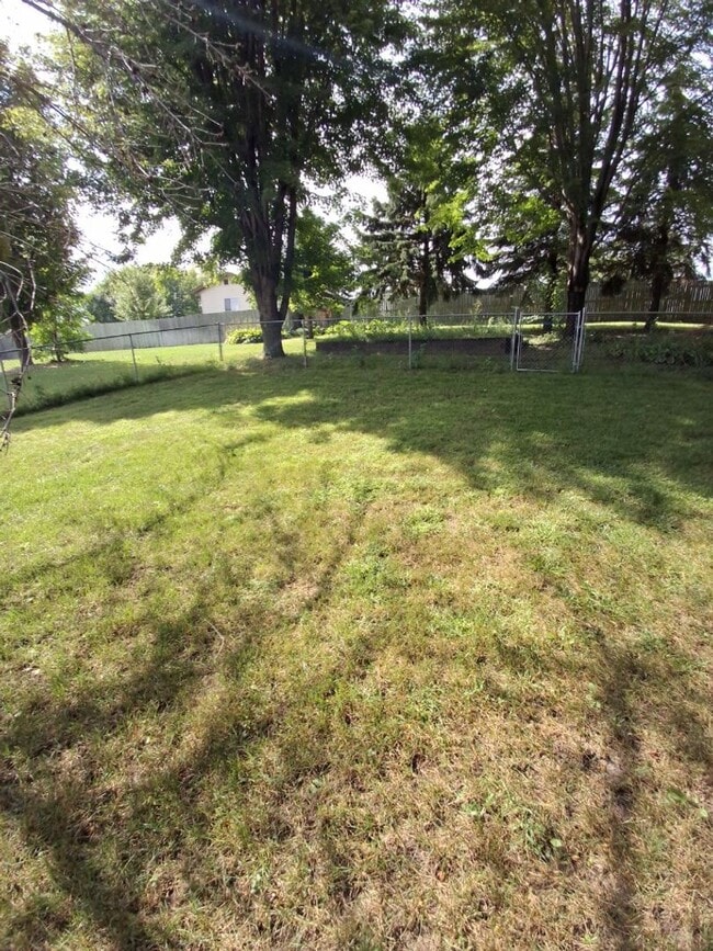 Building Photo - Beautiful 4 Bedroom House in Prescott, WI!...