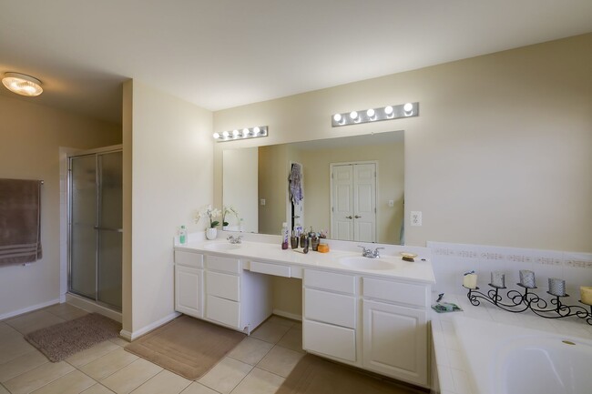 Building Photo - Luxurious Single Family Home in Emerald Farm