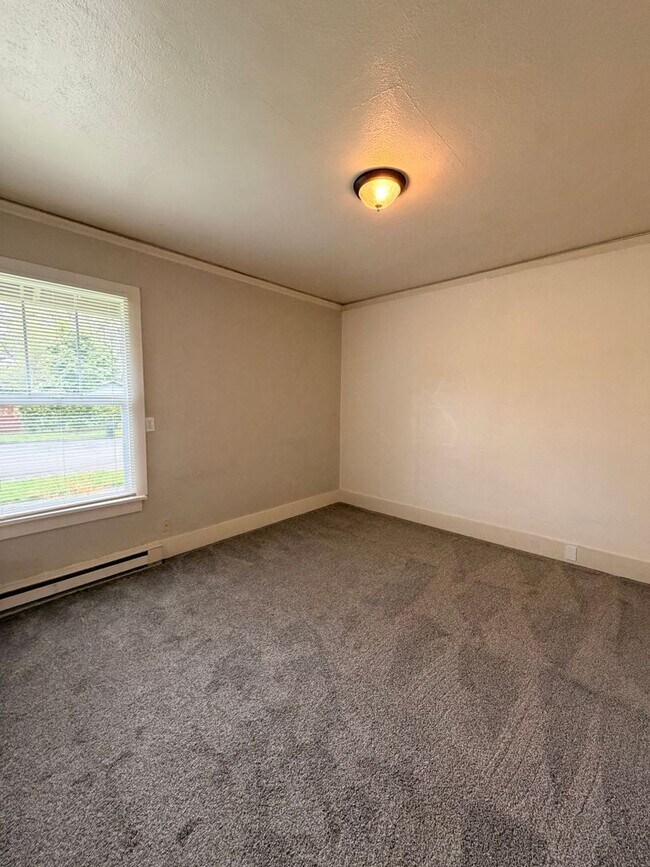 Building Photo - Renovated 2-Bedroom Bungalow close to downtown
