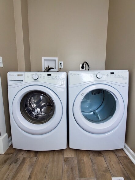 Washer & Dryer - 2529 Charlotte St