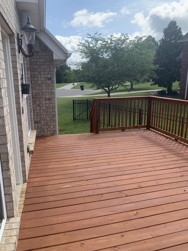 Building Photo - 426 Creekview Dr