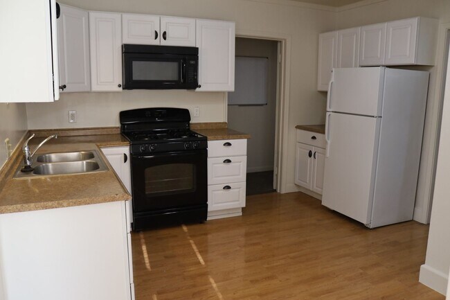 Building Photo - 6 bedroom 2 bath home