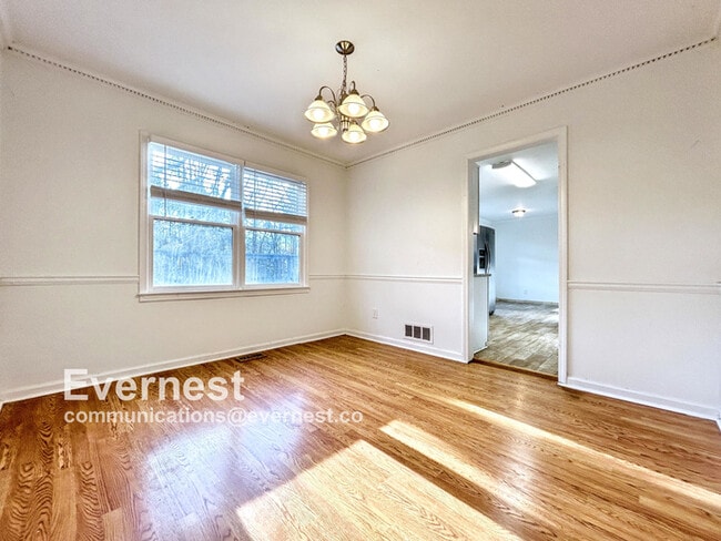 Building Photo - Beautiful 4-Bedroom Home with Modern Comforts / Pet-Friendly / Vouchers Accepted / Available Now!