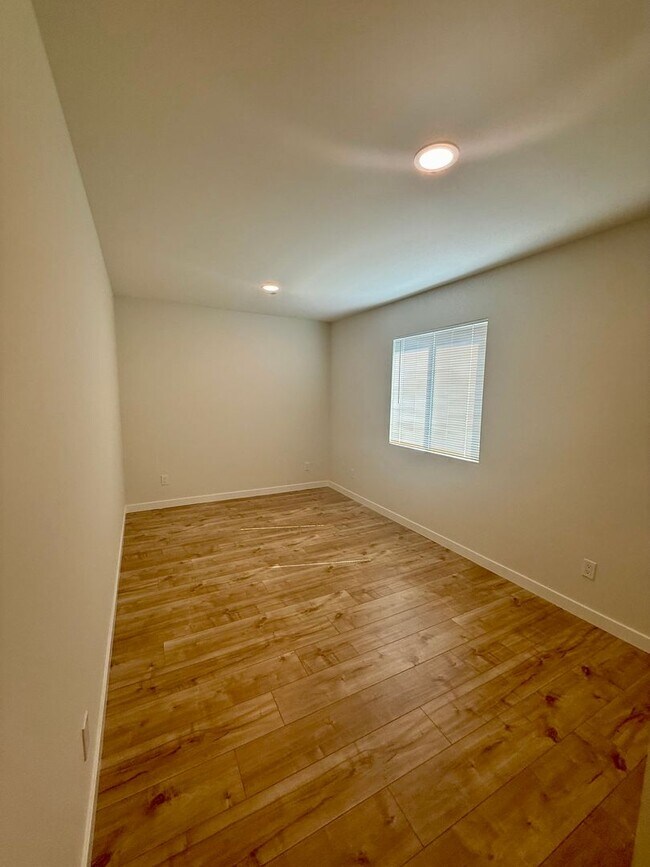 Building Photo - 1412 1/2 N Hazard Ave