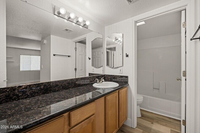 Building Photo - 740 W Elm St