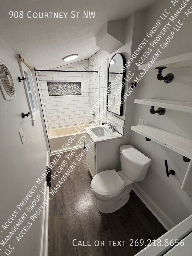 Building Photo - 908 Courtney St NW
