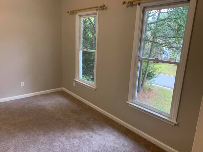 Building Photo - 104 Autumn Pine Ct