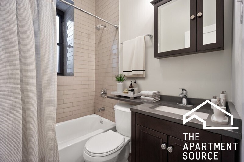 Building Photo - 634 W Oakdale Ave