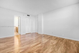 Building Photo - 250 Jacaranda Dr