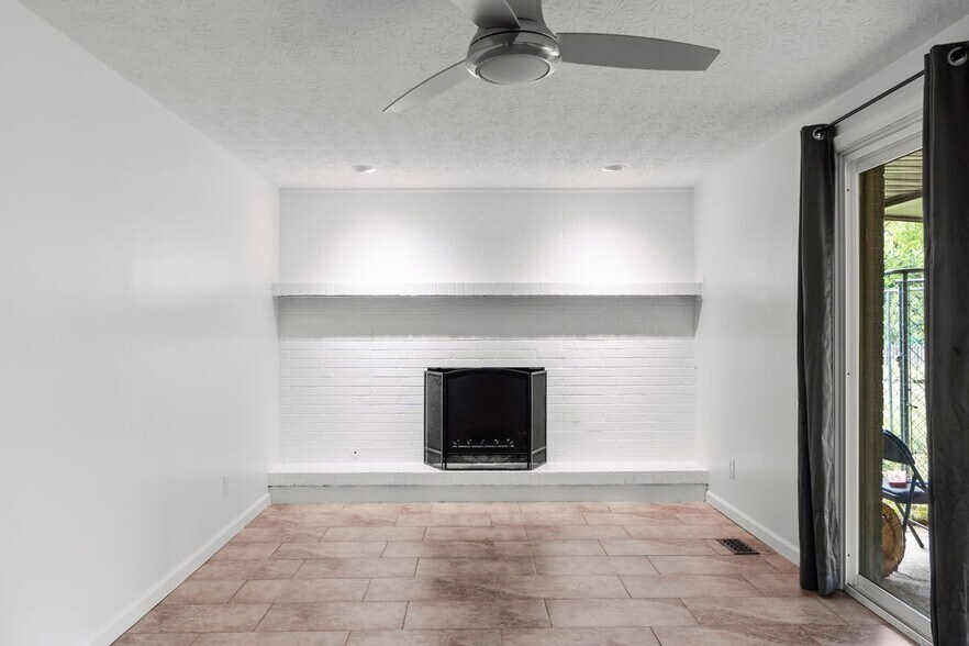 Building Photo - 3930 Beechwood Dr