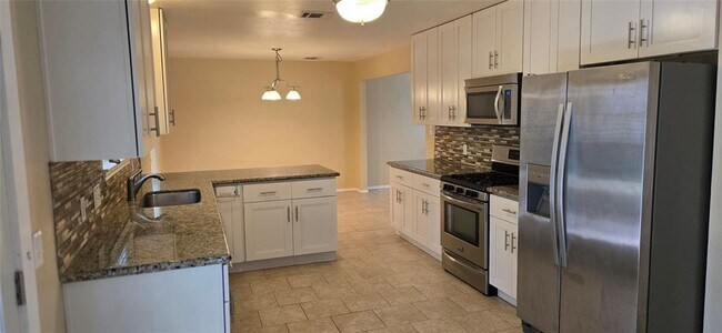 Building Photo - 2800 Norfolk Dr
