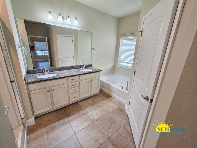 Building Photo - Lovely 3 Bedroom Home in Driftwood Estates!