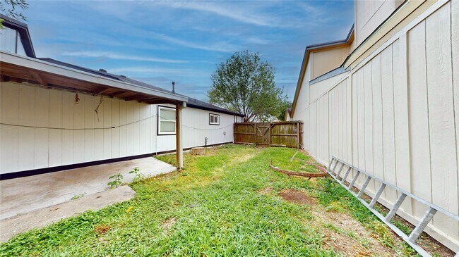 Building Photo - 7415 Alcomita Dr
