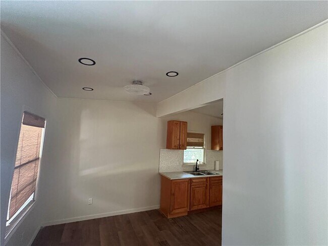 Building Photo - 4049 Villa Ave