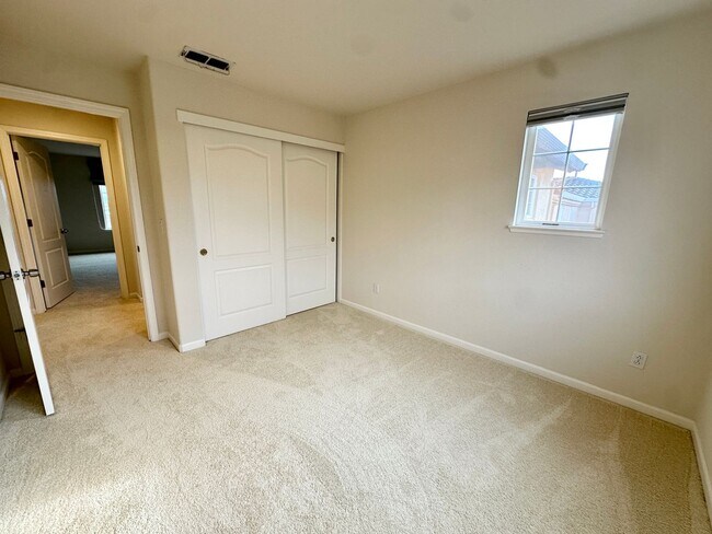 Building Photo - Coming Soon! Charming 3-Bedroom Hamilton Home