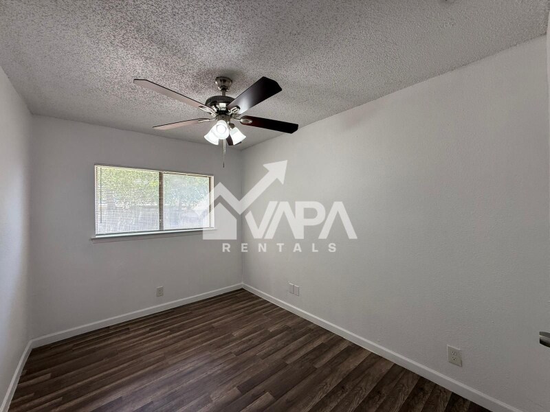 Building Photo - 826 Thrasher Dr