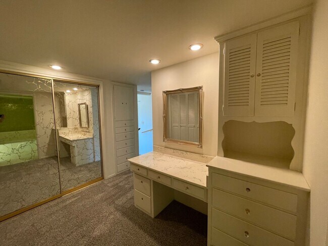 Building Photo - Custom home located next to Oakdale Country Club!