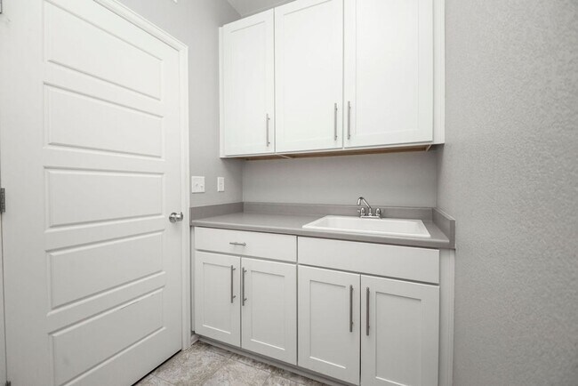 Building Photo - Beautiful Single-Family Home in a Great Location!