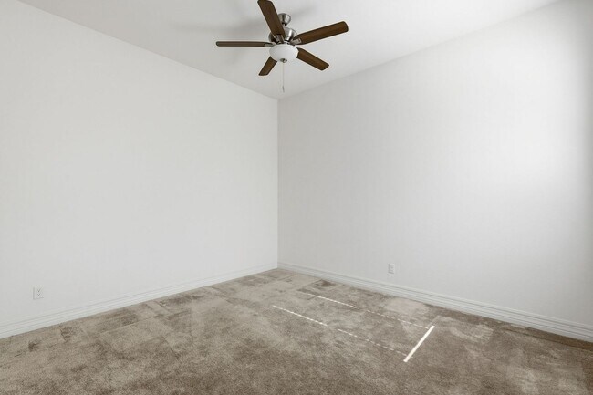 Building Photo - Gated Community Amazing ameneties